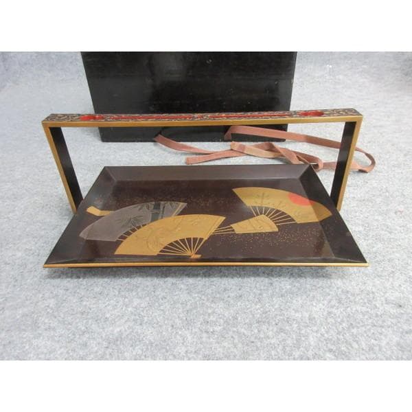 黒塗金縁金蒔絵扇に唐草手付盆箱附き [B27002]