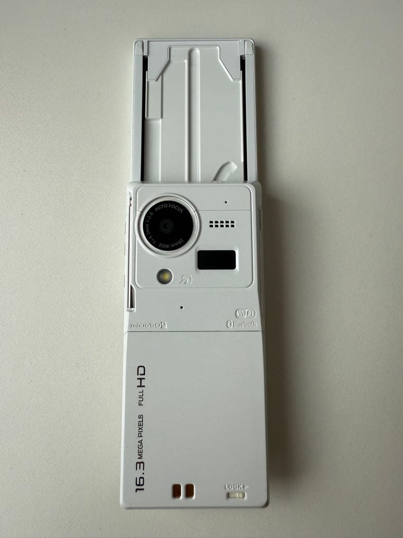 ドコモ　F-09C ホワイト