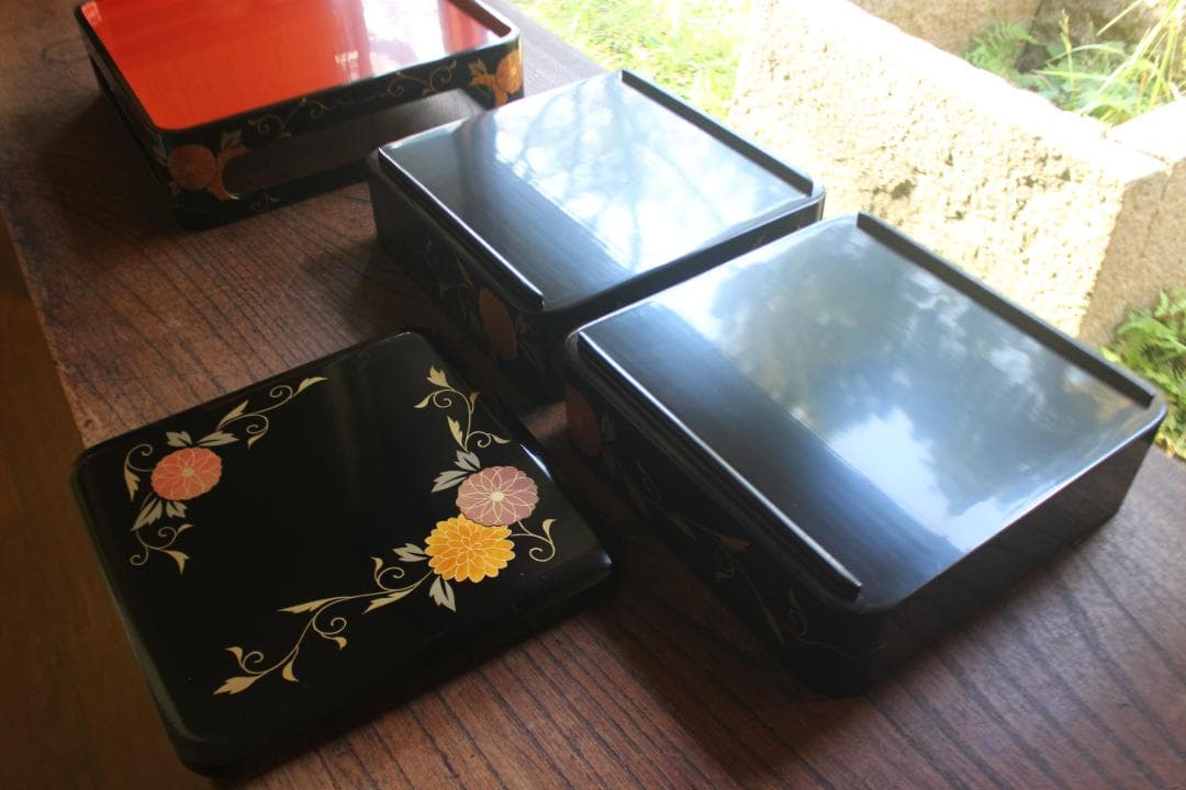 デッドストック！端正な内朱黒漆に優美な菊唐草蒔絵の映える台付二段重（検重箱お重