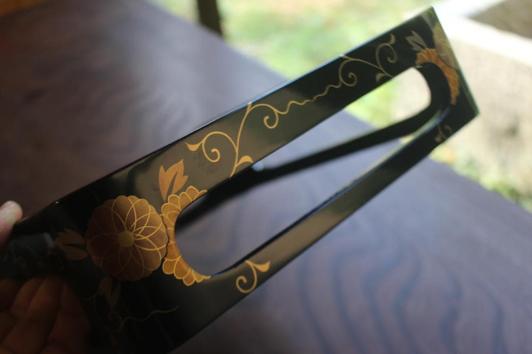 デッドストック！端正な内朱黒漆に優美な菊唐草蒔絵の映える台付二段重（検重箱お重