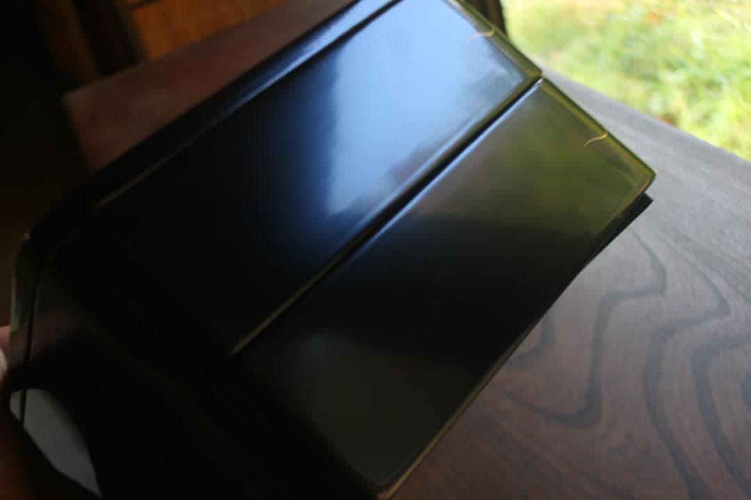 デッドストック！端正な内朱黒漆に優美な菊唐草蒔絵の映える台付二段重（検重箱お重