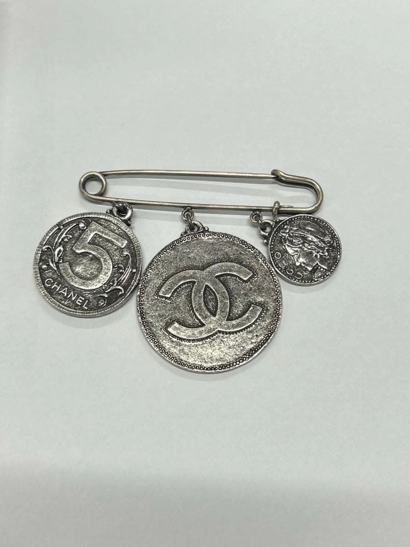 シャネルブローチ