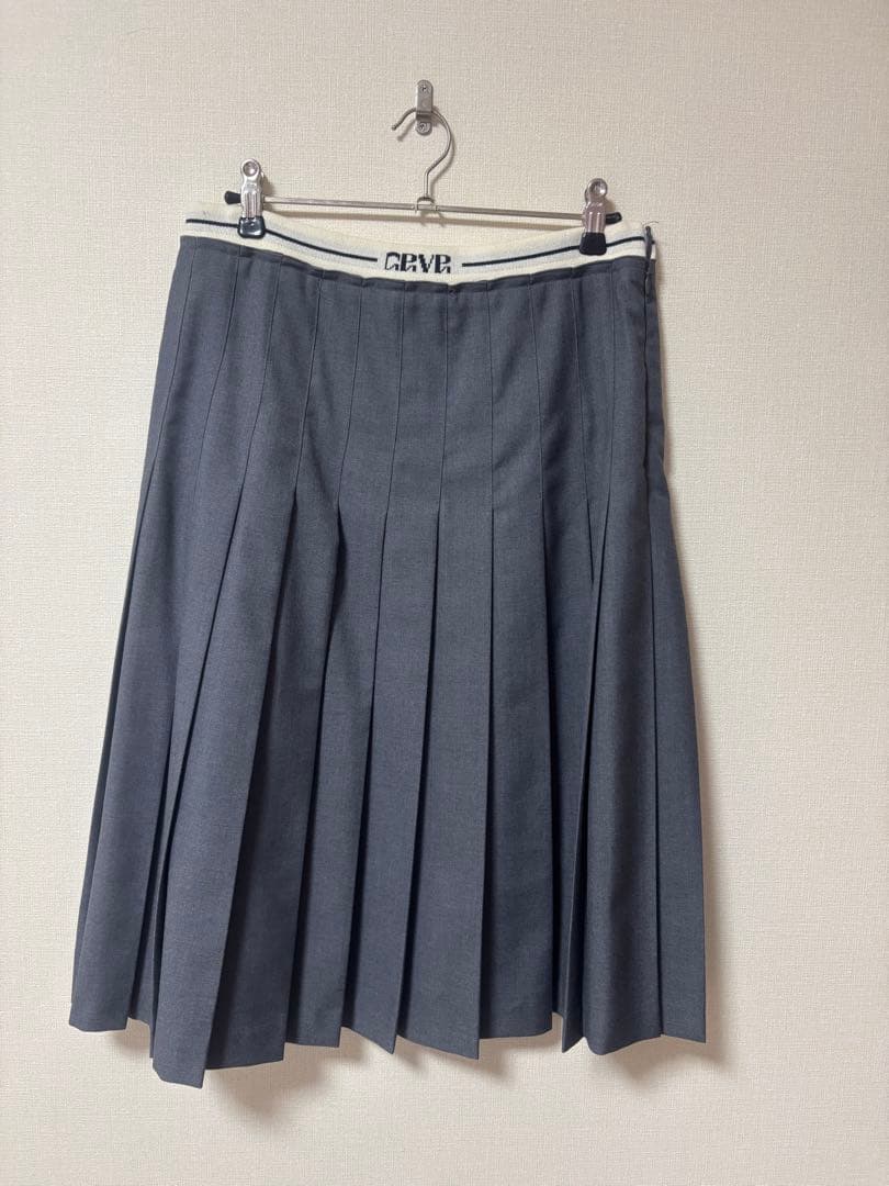 GROVEフロントロゴ プリーツスカートミディ丈　グレー