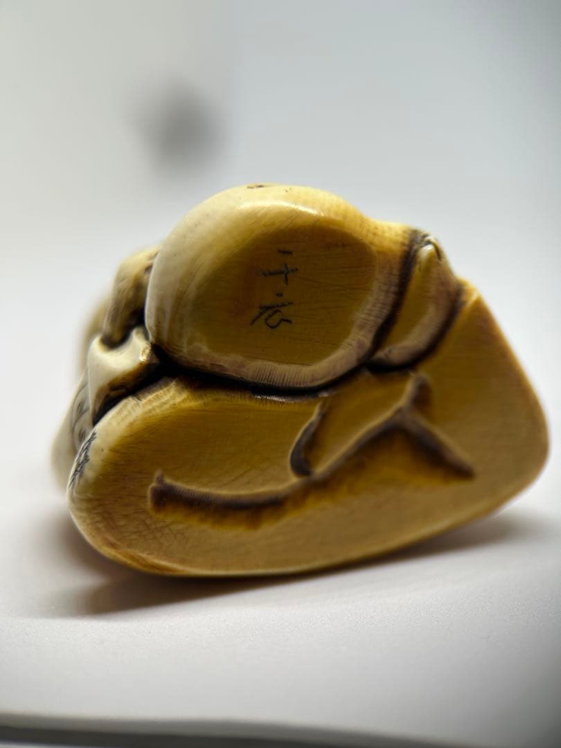 人物根付 二体揃　在銘「千広」「白之」 牙風彫刻 時代根付　骨素材