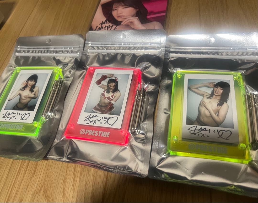 鈴村あいり　サイン入り手ブラチェキ　色紙