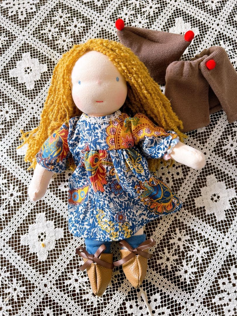 ウォルドルフ人形　ケープの女の子