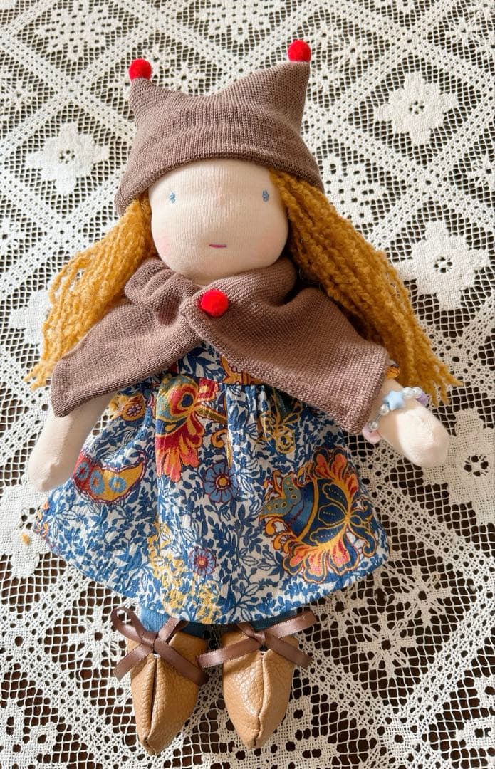 ウォルドルフ人形　ケープの女の子