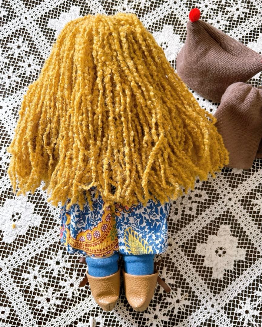 ウォルドルフ人形　ケープの女の子