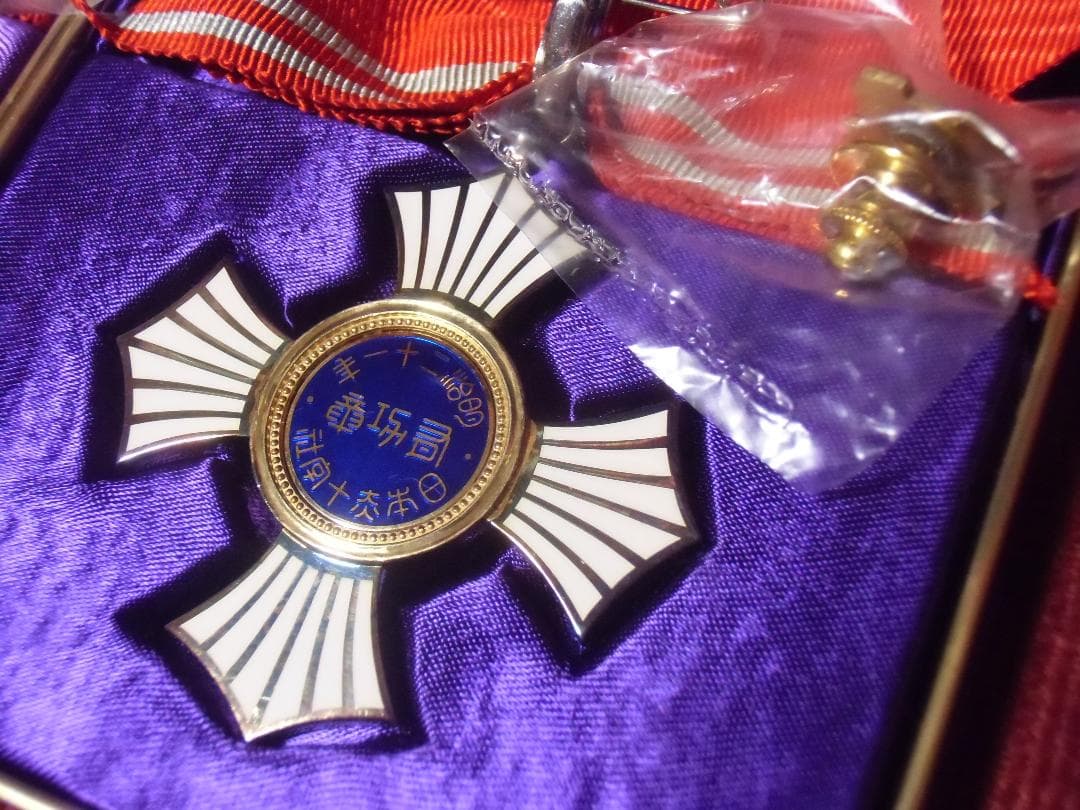 k*s様 ●日本の勲章/徽章＊日本赤十字社＊金色有功章＊女子用２個セット（実物）