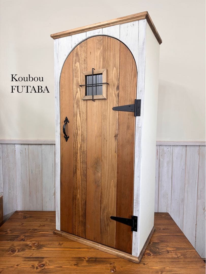 【1点のみ　微キズありのため値引き】ヨーロッパの扉のようなキャビネット