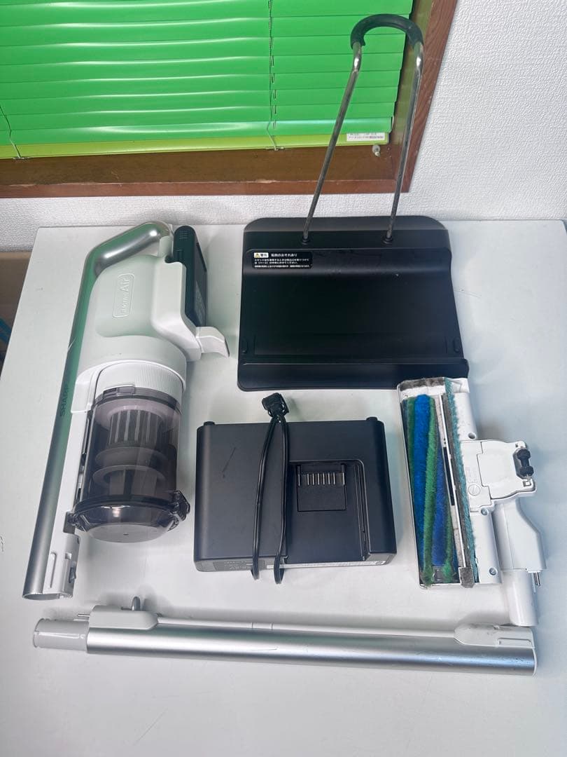 シャープコードレススティック掃除機RACTIVE Air EC-SR8-W