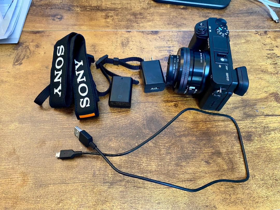 SONY α6400 ミラーレスカメラ パワーズームレンズキット 本体と三脚