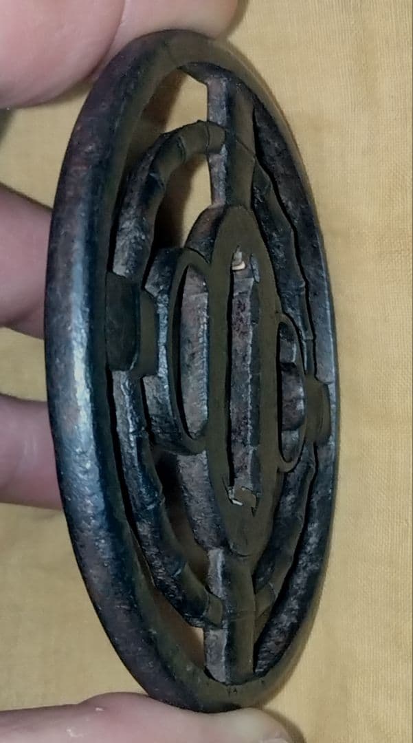 鉄地大鍔　鐔　(尾張　竹輪透かし)　室町〜江戸時代　箱付き