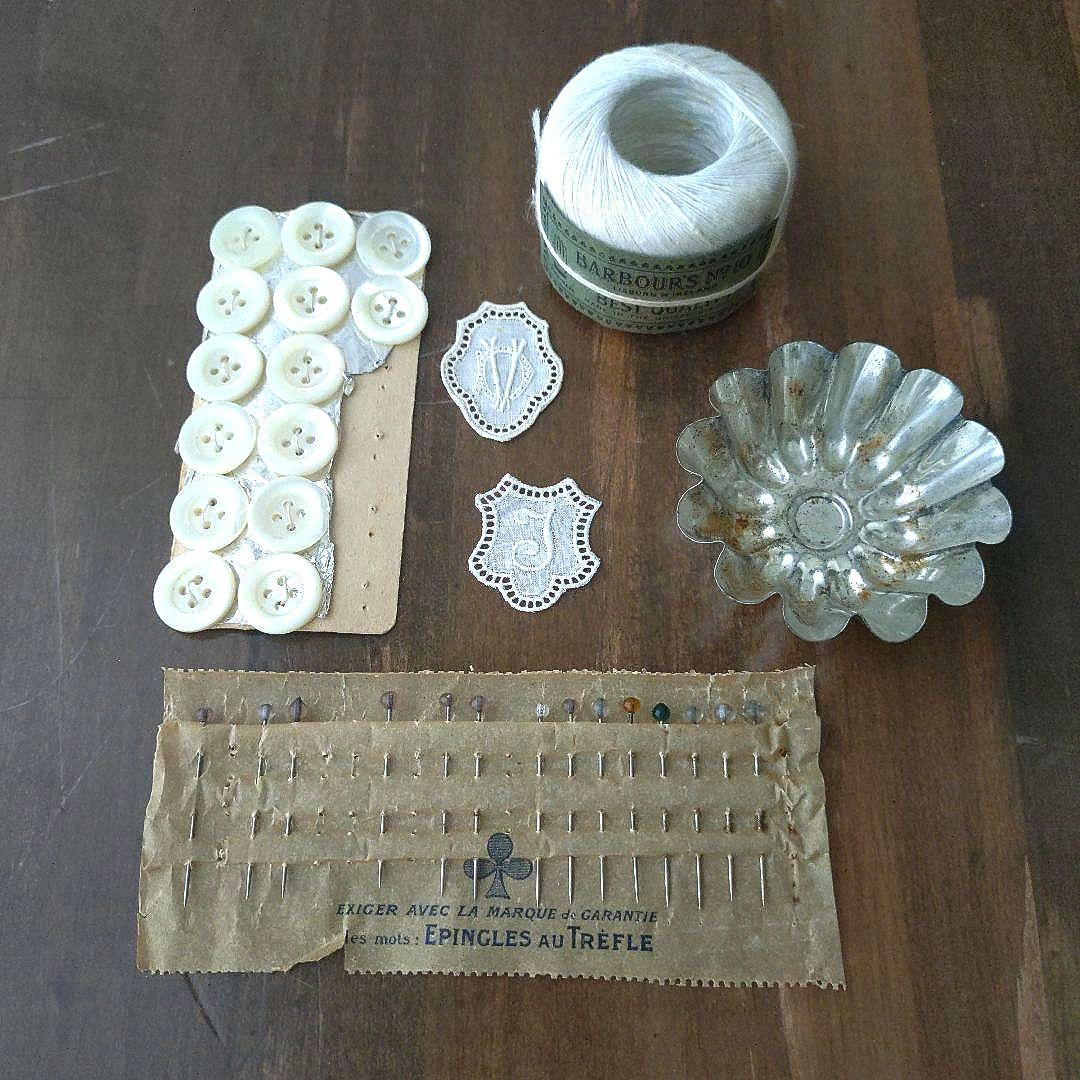 アンティーク お菓子の箱 と 手芸材料 糸巻き 待ち針 モチーフ ボタン