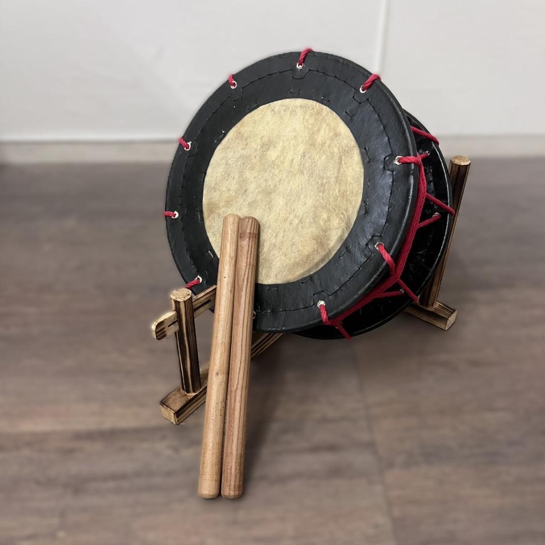 【新品】【蔵出し】締め太鼓 牛革 和太鼓 バチ付 台付 平太鼓 入門用
