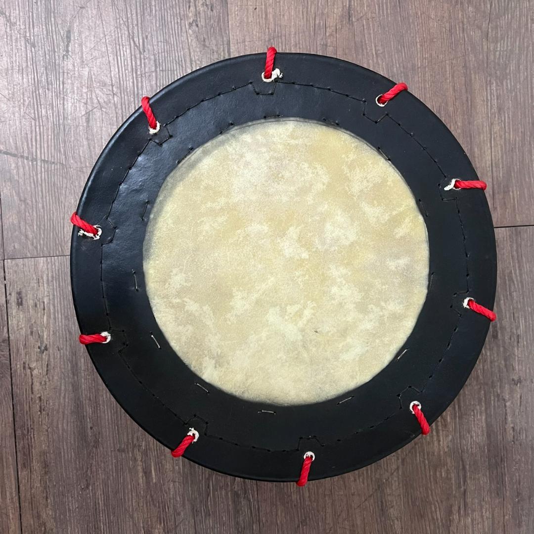 【新品】【蔵出し】締め太鼓 牛革 和太鼓 バチ付 台付 平太鼓 入門用