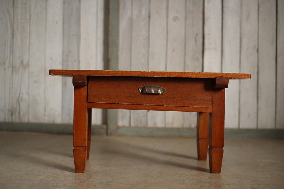 小ぶりな木製の机　引き出し　ローテーブル　サイドテーブル　作業台　文机　古家具