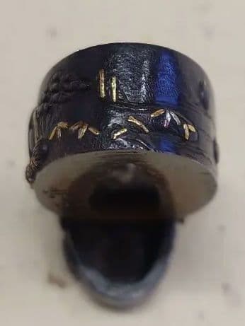 縁頭、赤銅地に山村図、 銘、宗重