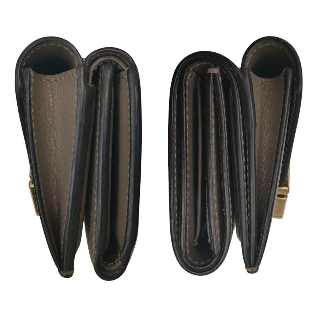 フェンディ　三つ折り財布　FFダイヤモンドウォレット　グレー　グレージュ