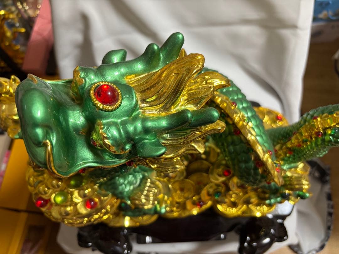 緑と金のドラゴン置物