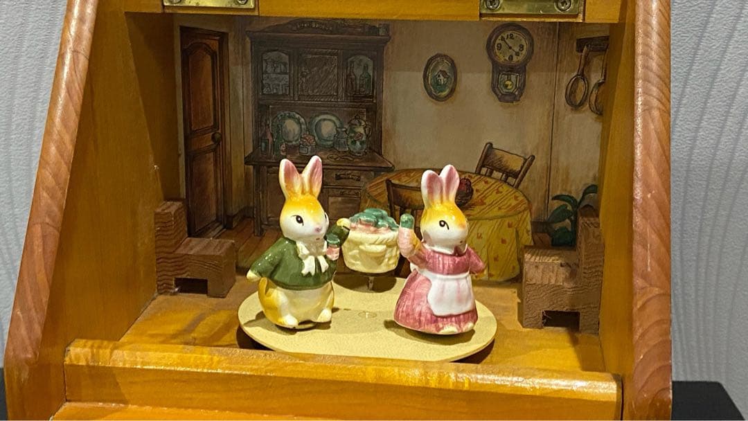 ウサギのフィギュア付き木製オルゴール