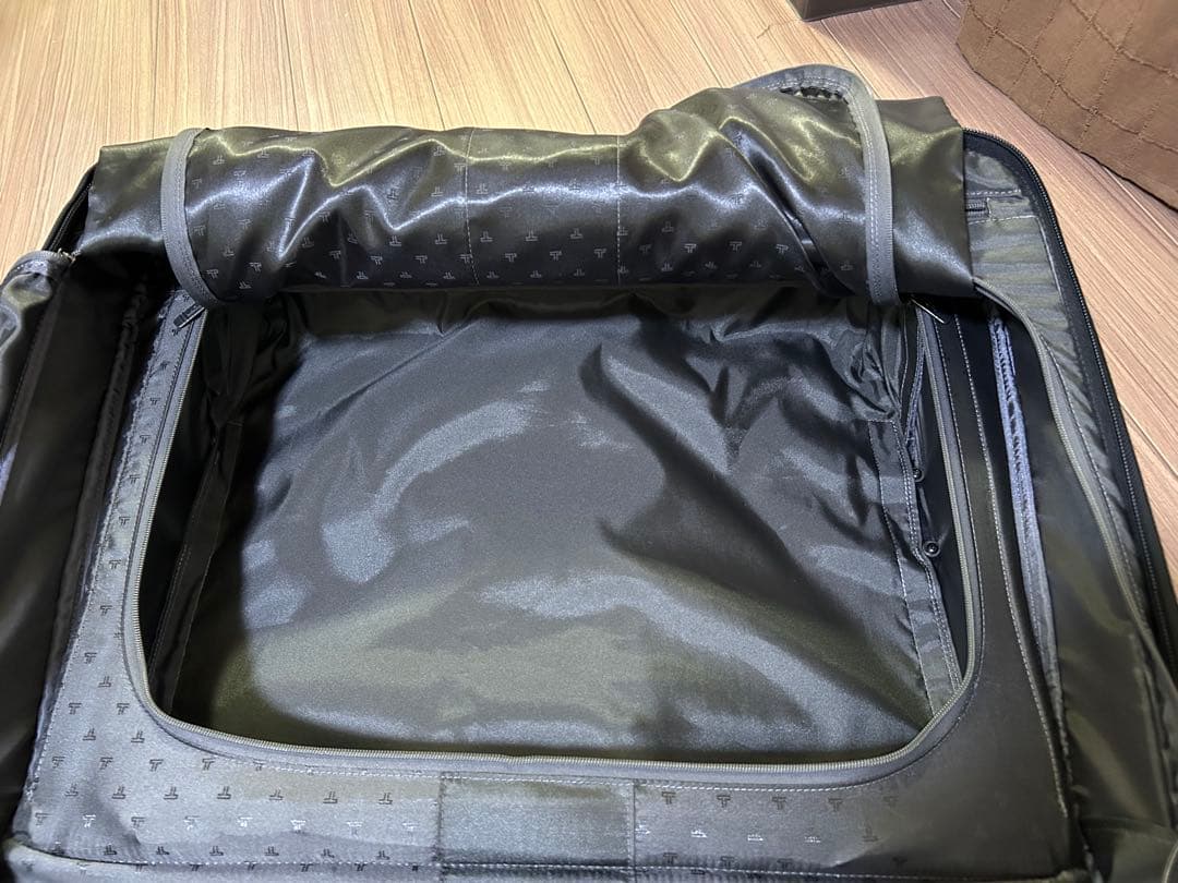 (週末セール)TUMIガーメント ブラックキャリーケース