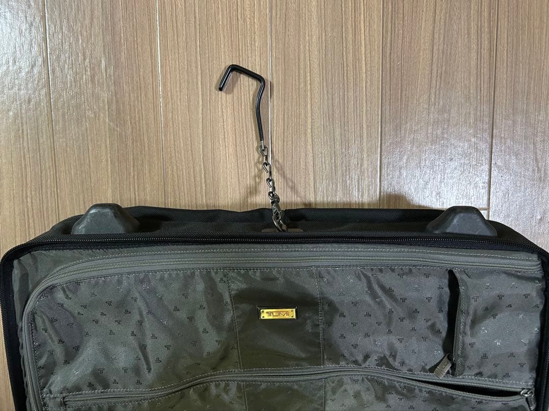 (週末セール)TUMIガーメント ブラックキャリーケース