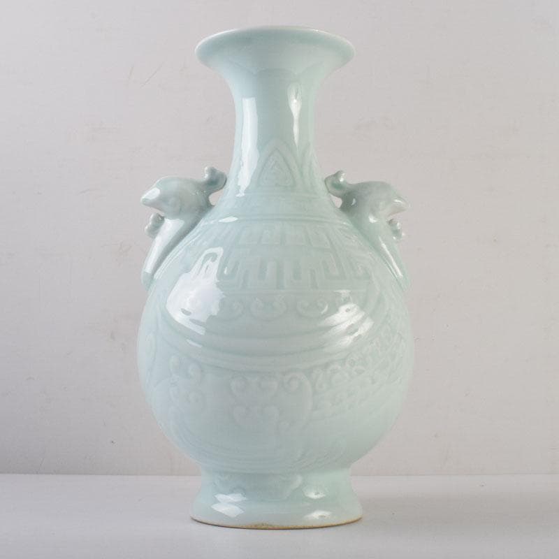 中国　大清乾隆年製款　粉青釉　双神獣耳瓶　V　8747A
