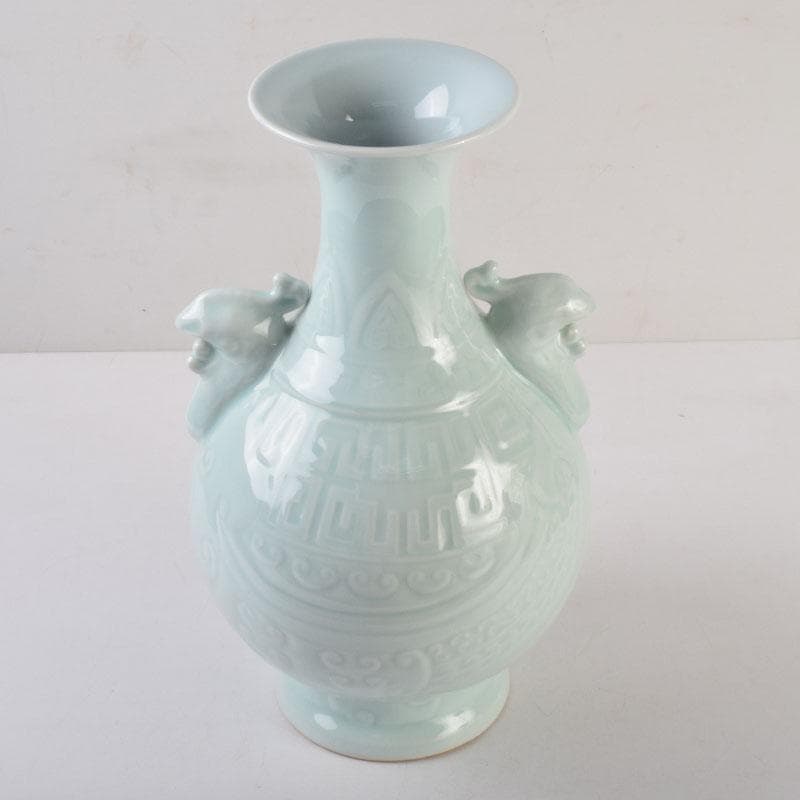 中国　大清乾隆年製款　粉青釉　双神獣耳瓶　V　8747A