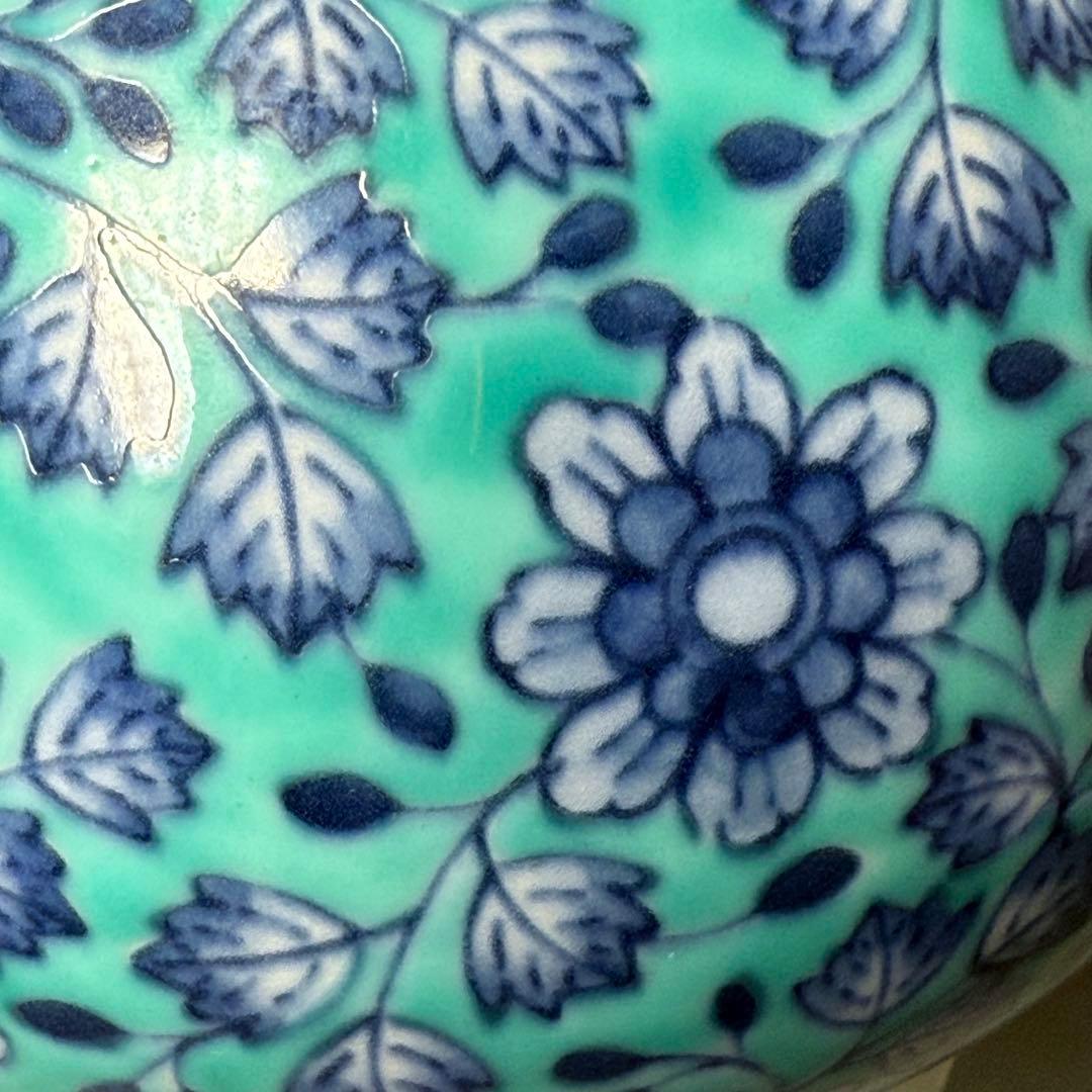 人間国宝　十三代今泉今右衛門　本人作　色絵緑地草花文様更紗文花瓶　仕立て箱付