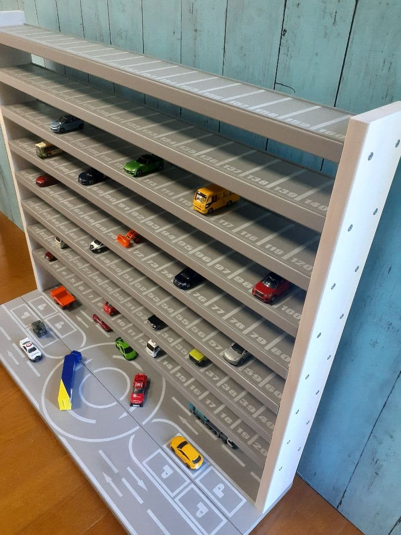 自作ミニカー収納棚9段168台ロータリー交差点付き