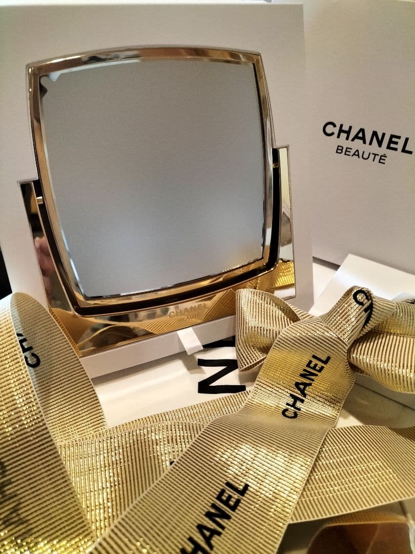 ❣️CHANEL♡ゴ―ルドスタンドミラ―海外限定＆缶バッジ♡スヌーピー様❣️