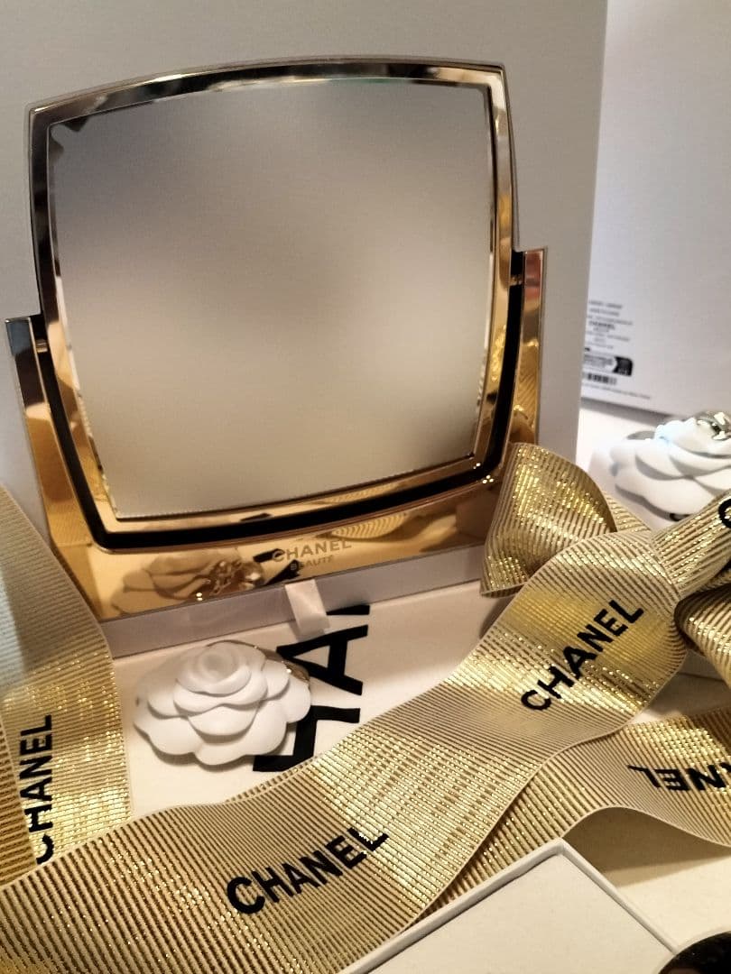 ❣️CHANEL♡ゴ―ルドスタンドミラ―海外限定＆缶バッジ♡スヌーピー様❣️