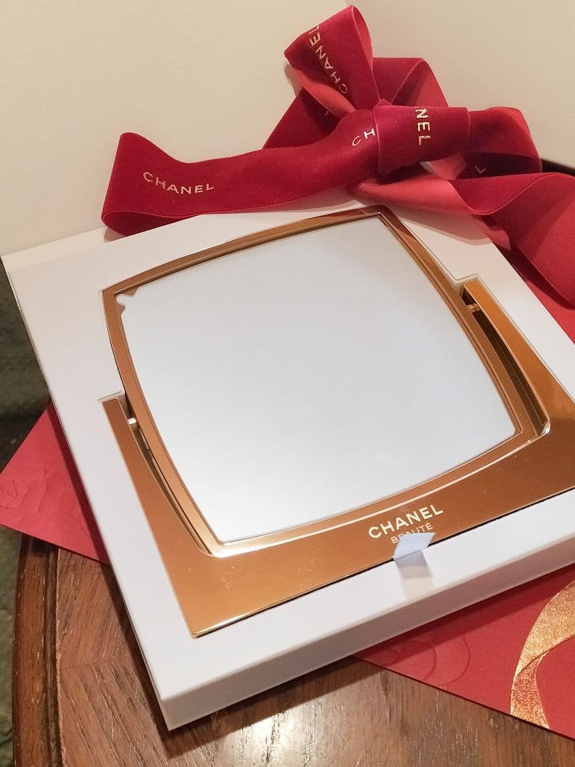 ❣️CHANEL♡ゴ―ルドスタンドミラ―海外限定＆缶バッジ♡スヌーピー様❣️