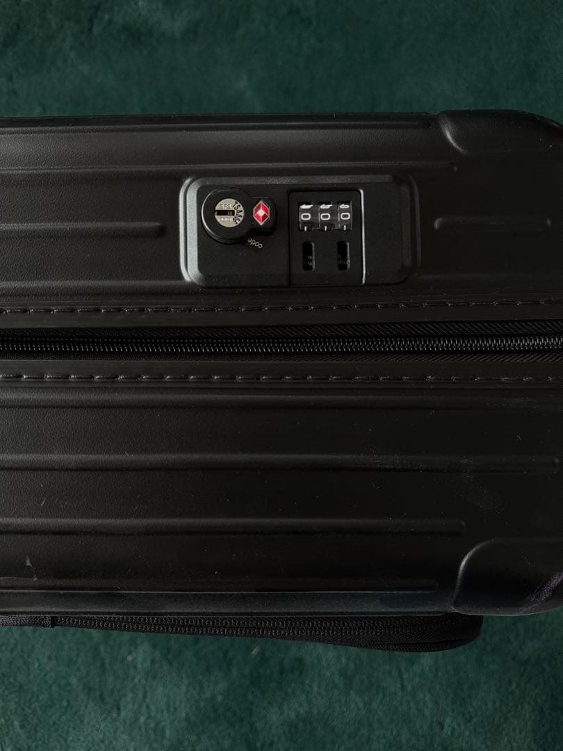 RIMOWA エッセンシャル スリーブ コンパクト 4輪 マットブラック 黒