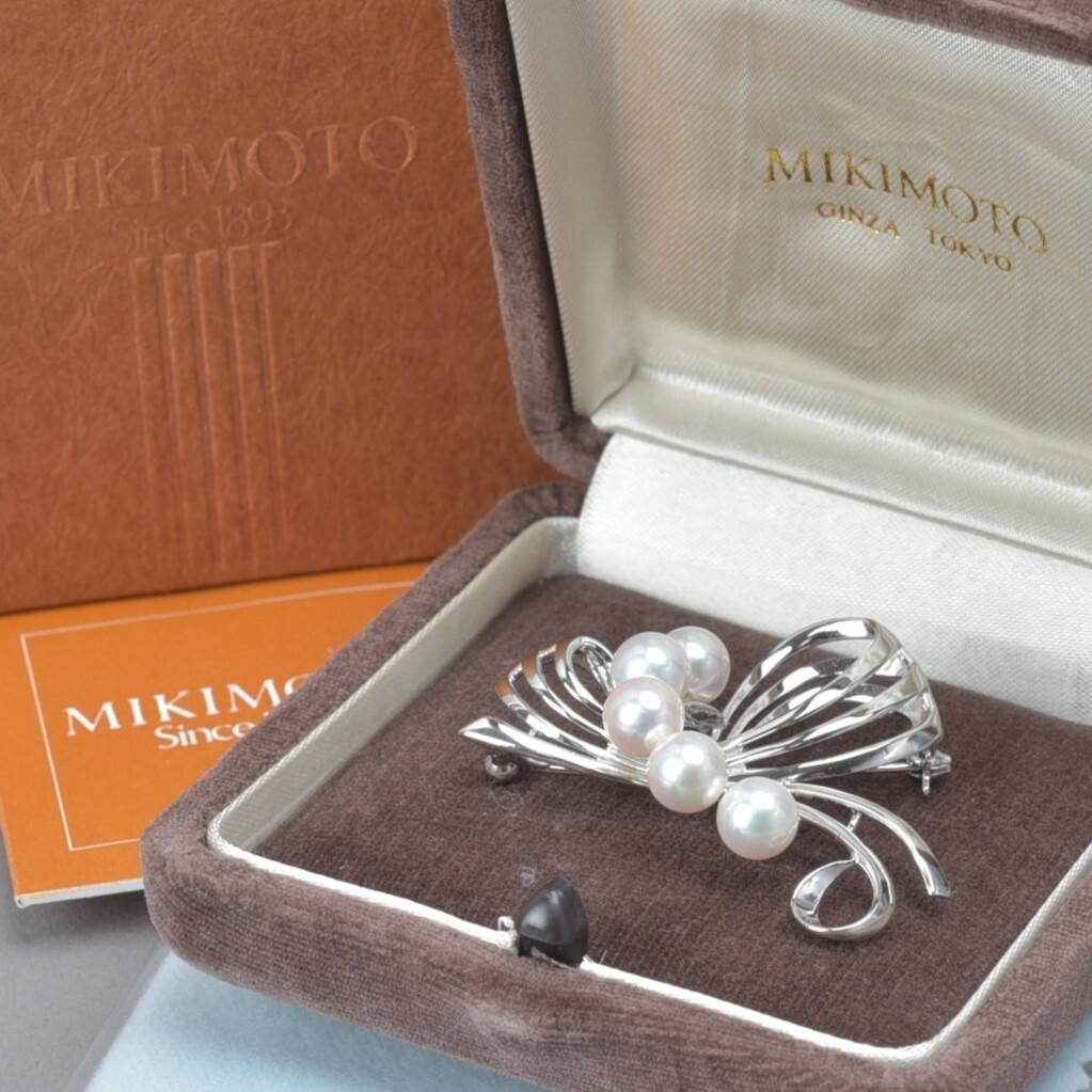 美品 ミキモト アコヤ真珠 ブローチ SV リボン 曲線 パール約6.9mm箱付