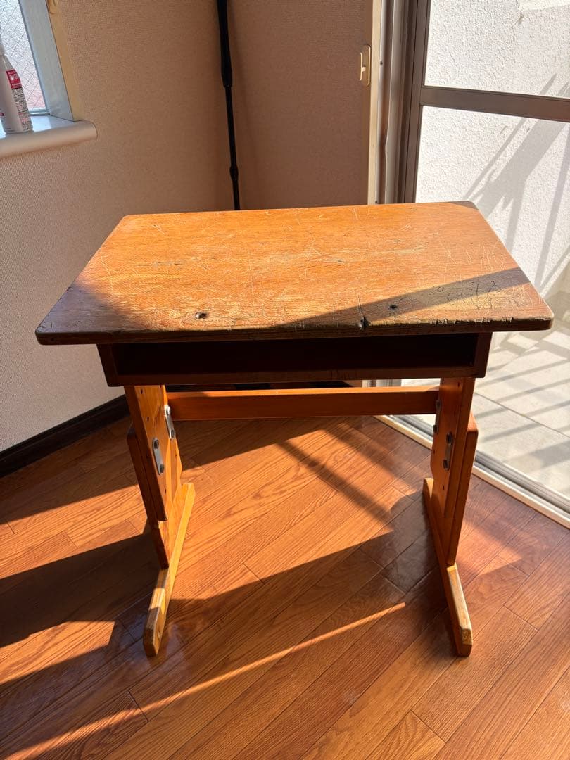 小学校のつくえ