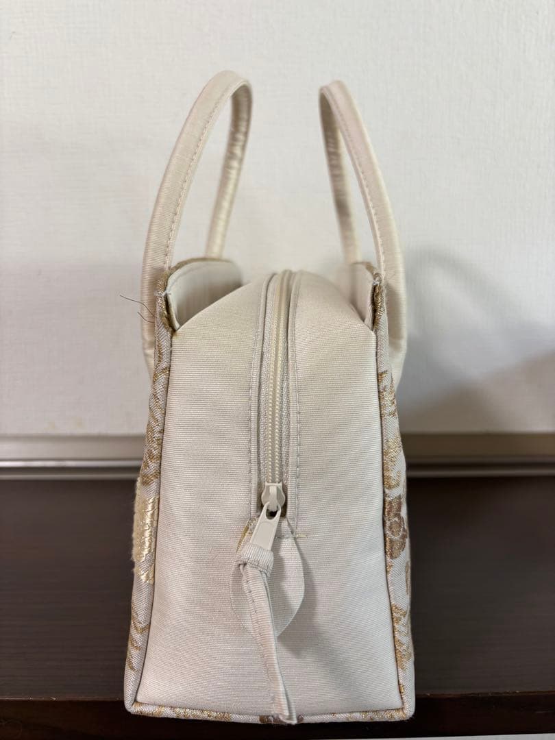 和装用バッグ 白と金の花柄