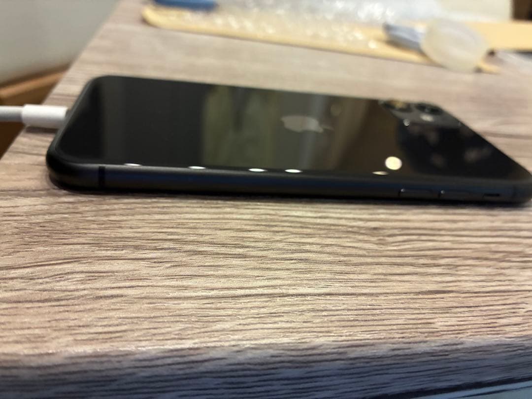 【値下げ】Apple iPhone 11 ブラック　本体（未使用ケーブル付）