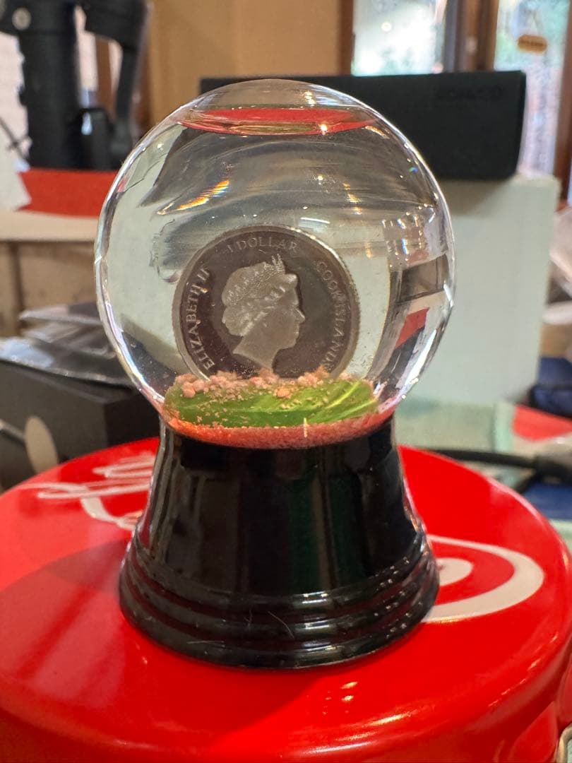 クック諸島 エリザベス2世 1ドル スノードーム