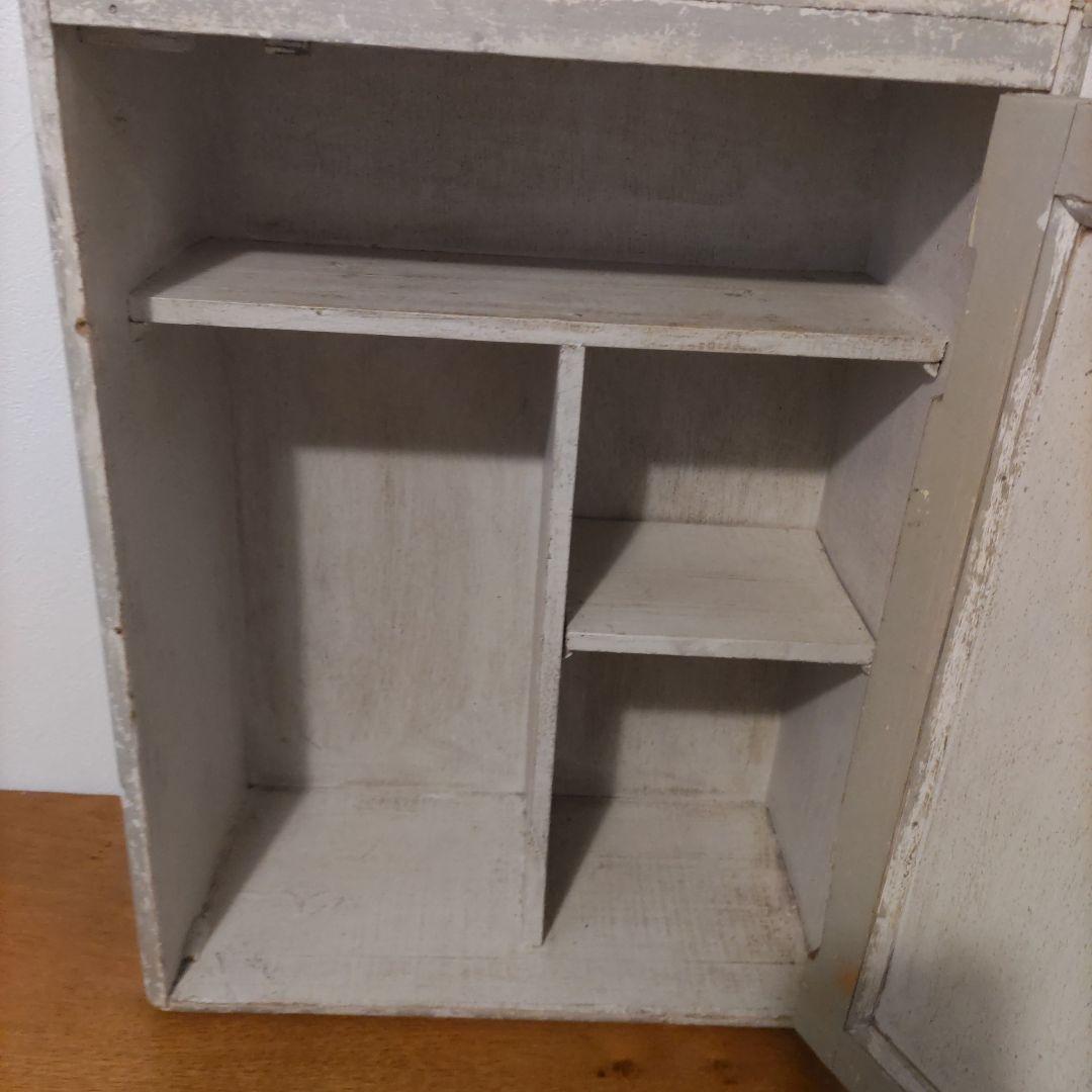 グレーの木製扉付き収納ボックス