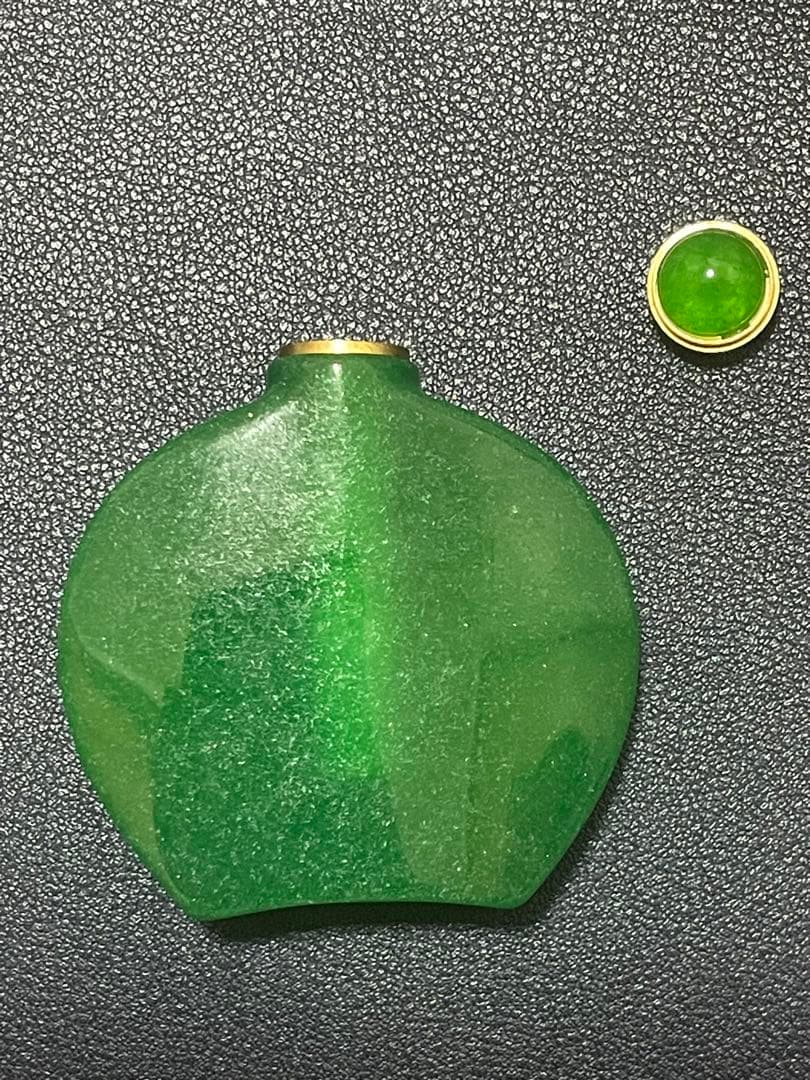 中国美術品　ヒスイ鼻煙壺　翡翠小瓶　時代物　唐物