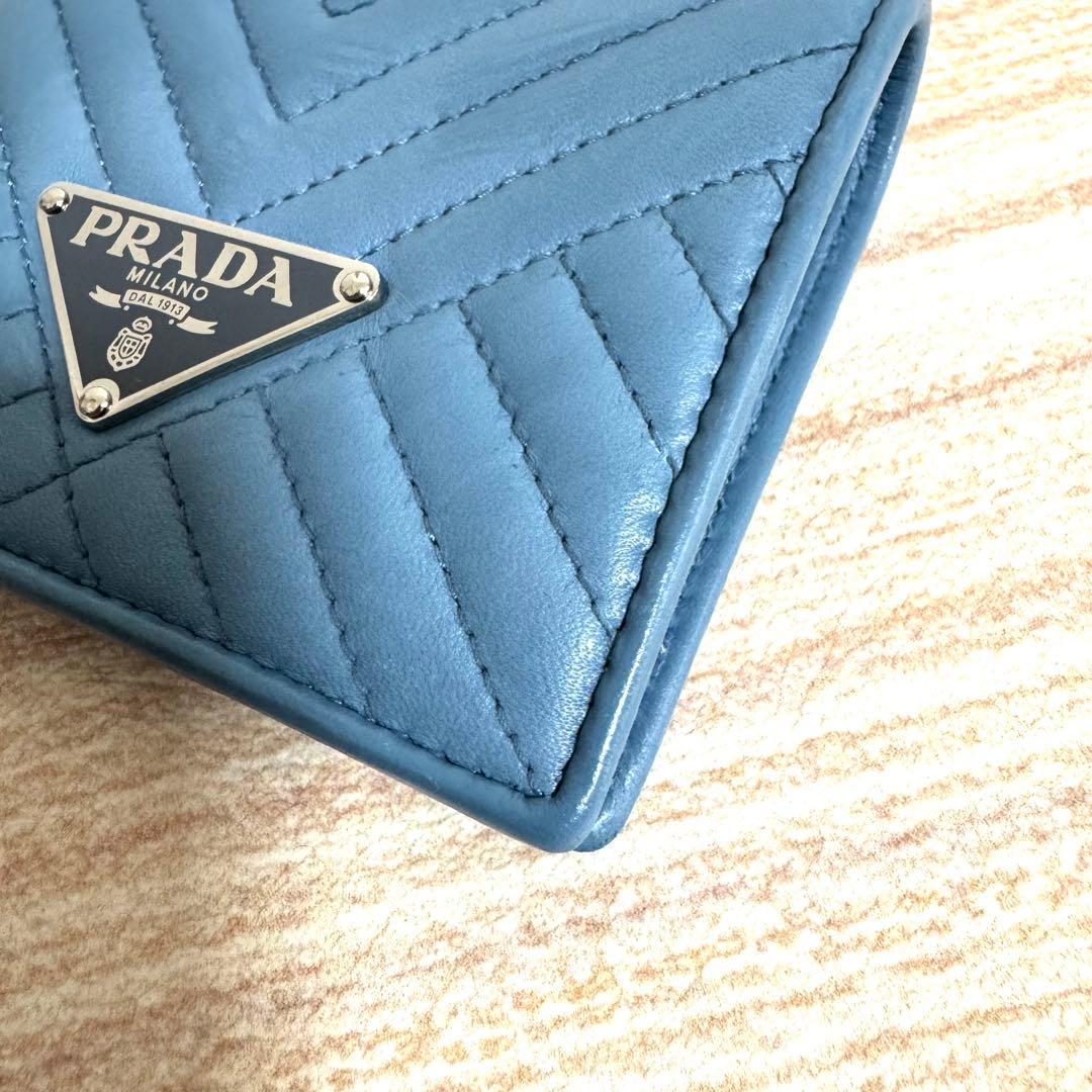 極美品 プラダ 二つ折り ダイアグラム キルティング ブルー 1MV204