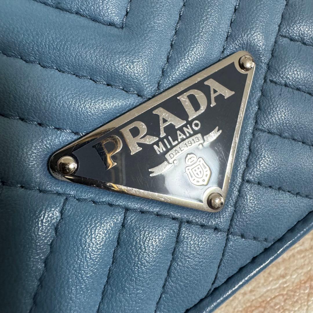 極美品 プラダ 二つ折り ダイアグラム キルティング ブルー 1MV204