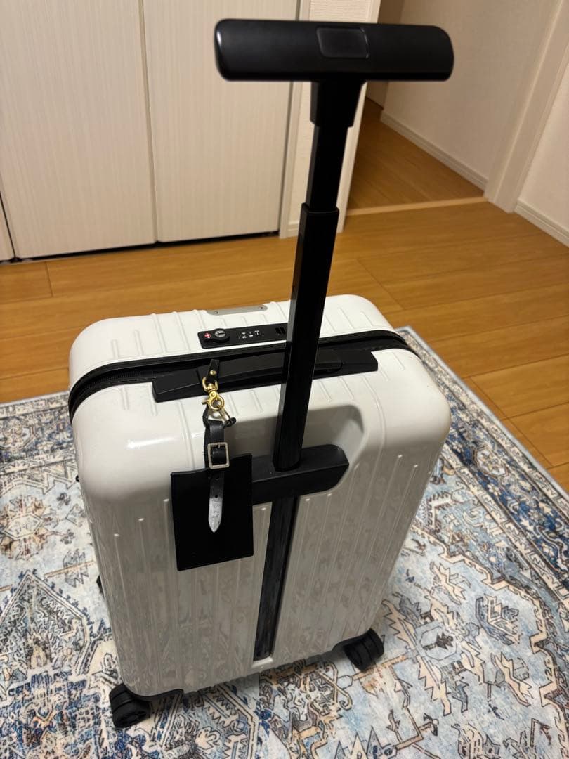 正規品　リモワ RIMOWAエッセンシャルライト CABIN S ４輪