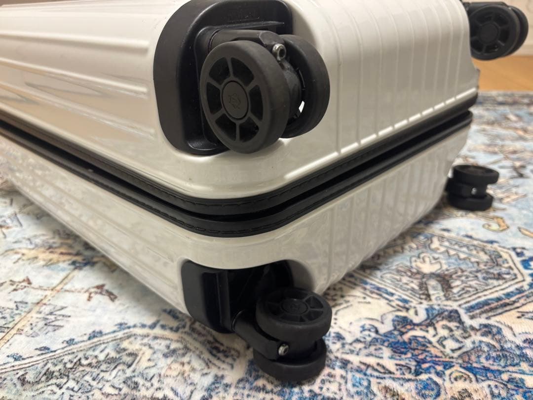 正規品　リモワ RIMOWAエッセンシャルライト CABIN S ４輪