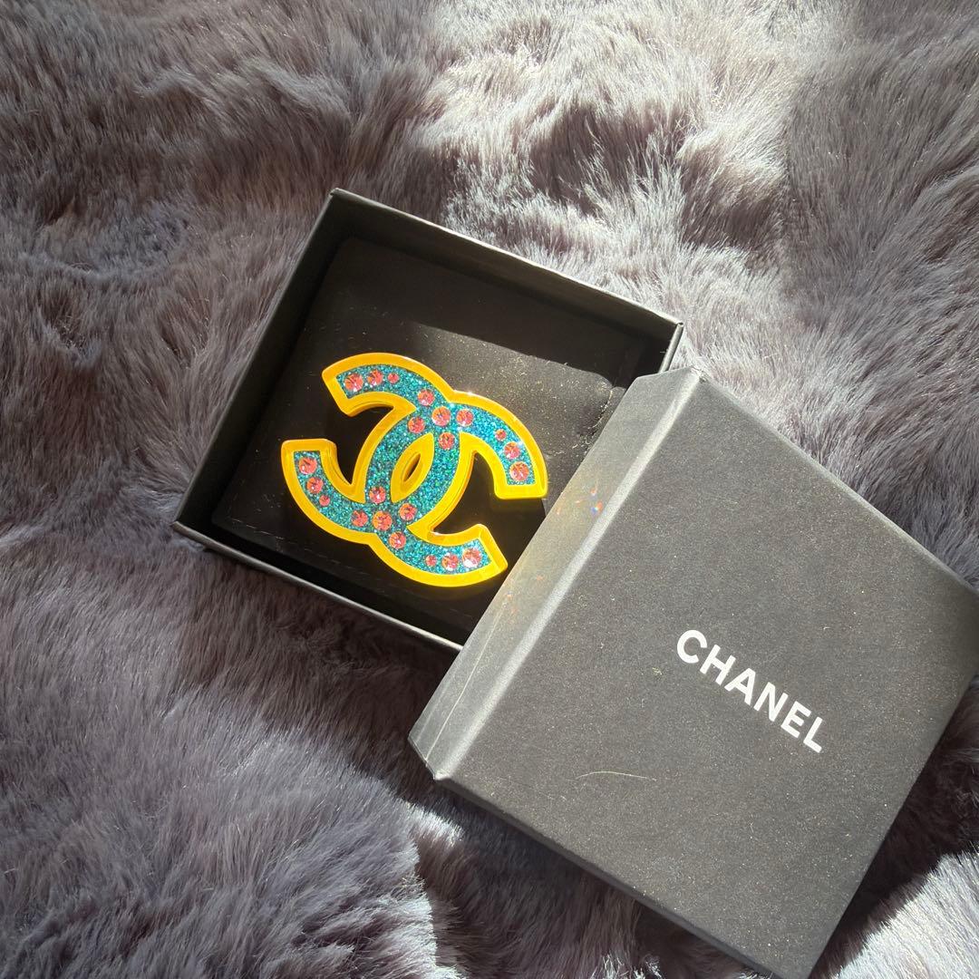 CHANEL イエロー ダブルCロゴ ブローチ