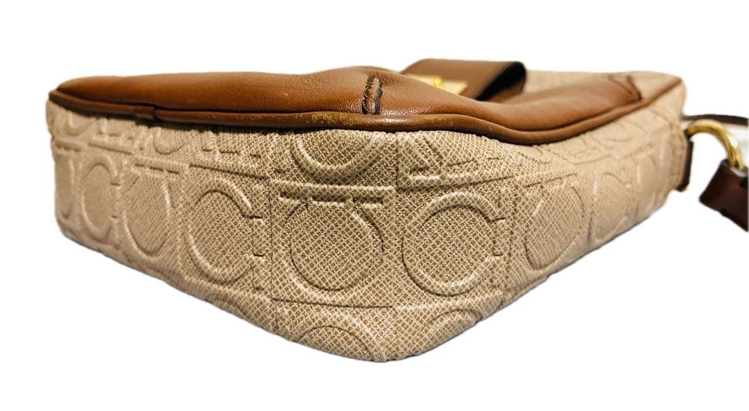 【美品】フェラガモ　ショルダーバッグ　クロスボディ　ガンチーニ　ベージュ　レザー