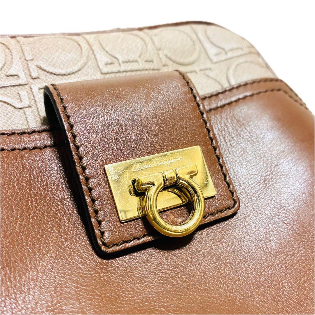 【美品】フェラガモ　ショルダーバッグ　クロスボディ　ガンチーニ　ベージュ　レザー