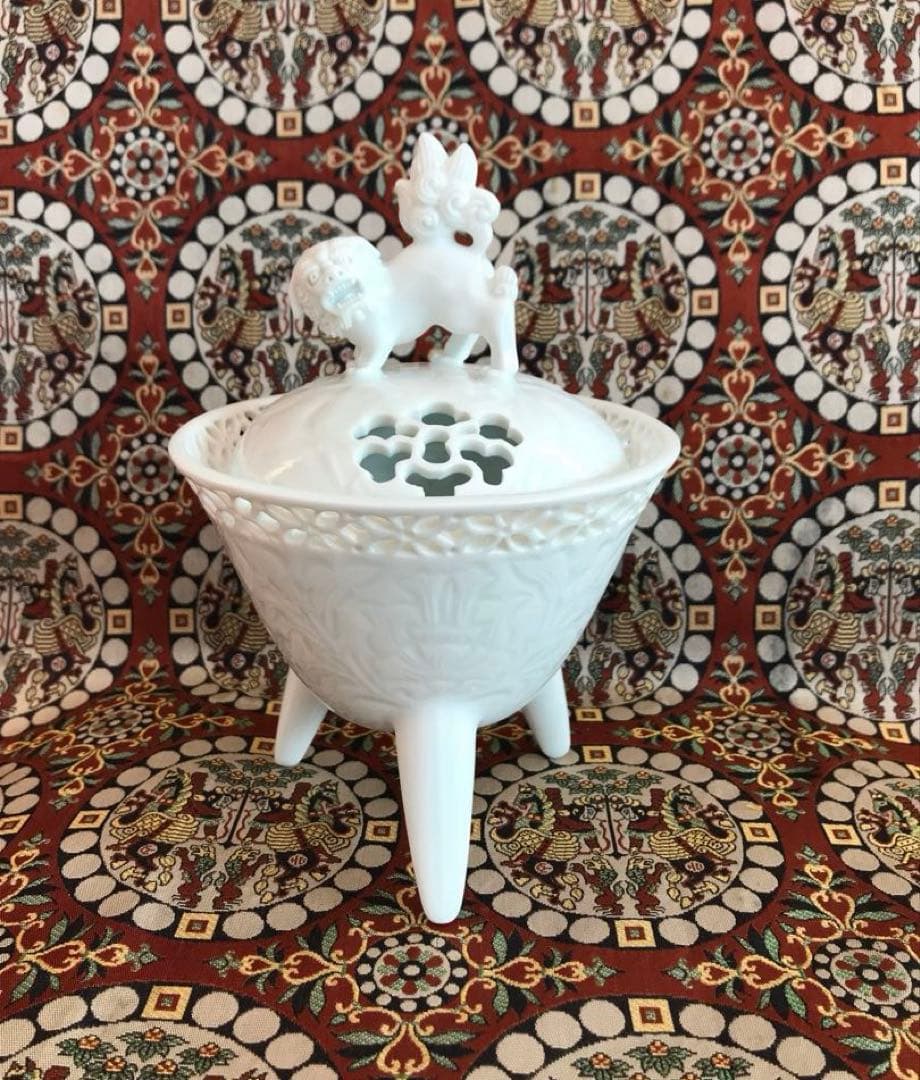 樋渡陶六 青白磁 獅子牡丹唐草文彫　香炉　香爐